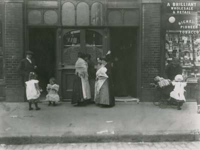 ロンドンの居酒屋の外の女性と子供 作： English Photographer